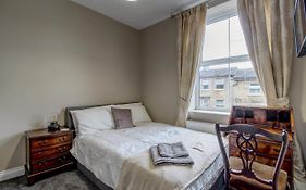 6 Dbl Bed, Central Huddersfield House Inc Parking